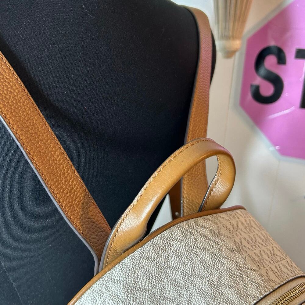 ♡ Michael Kors Backpack - Picture 9 of 15